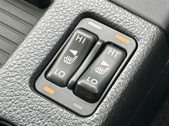 【シートヒーター】寒い日に重宝するシートヒーター!エアコンより早く温まってくれるので寒がりの人も安心ですね♪エアコンの温風は乾燥するから苦手、という方にもをおすすめです。