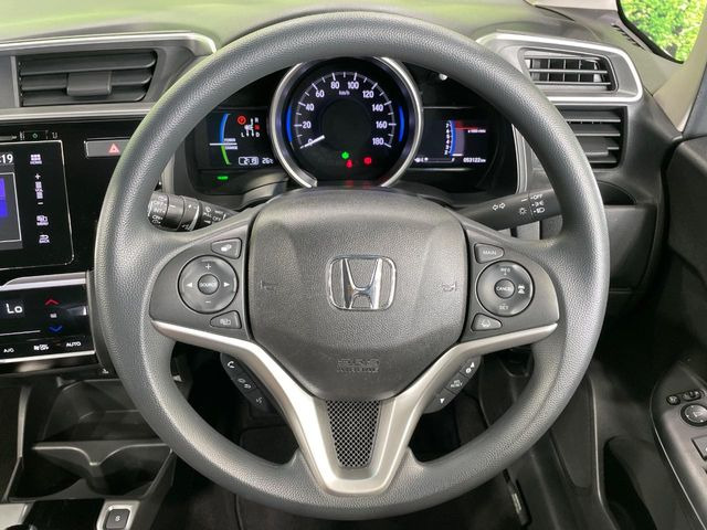 インテリアに合わせたデザインのステアリングは、運転される方のことも考え、運転しやすい形状、大きさです。是非一度、実際に触ってお確かめください。