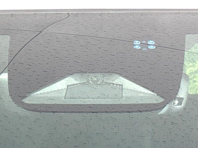 【ホンダセンシング】走行中に前方の車両等を認識し、衝突しそうな時は警報とブレーキで衝突回避と被害軽減をアシスト。より安全にドライブをお楽しみいただけます。