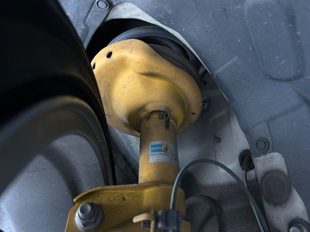 【ビルシュタイン製ダンパー】高速走行時の車両安定性を向上させてくれる人気の装備。街乗りの乗り心地も犠牲にせず、スポーティな走行をお楽しみいただけます♪