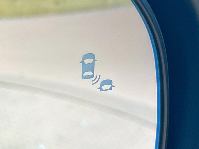 【ブラインドスポットインフォメーション】走行中、ドアミラーの死角になりやすい箇所に後続車が接近するとサイドミラー付近に警告を表示、ドライバーに注意喚起をしてくれます。