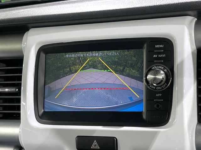 【バックカメラ】駐車時に後方がリアルタイム映像で確認できます。大型商業施設や立体駐車場での駐車時や、夜間のバック時に大活躍!運転スキルに関わらず、今や必須となった装備のひとつです!