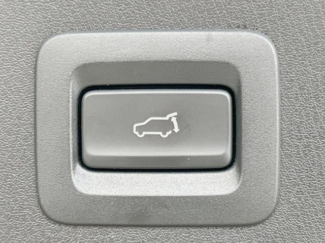 【パワーバックドア】スマートキーや運転席のボタンを押すだけでリアゲートが自動で開閉します!荷物を持っている時や、高い位置にあるバックドアを閉める際に便利な機能です♪
