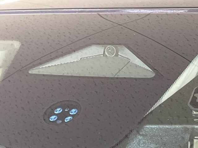 【ホンダセンシング】走行中に前方の車両等を認識し、衝突しそうな時は警報とブレーキで衝突回避と被害軽減をアシスト。より安全にドライブをお楽しみいただけます。