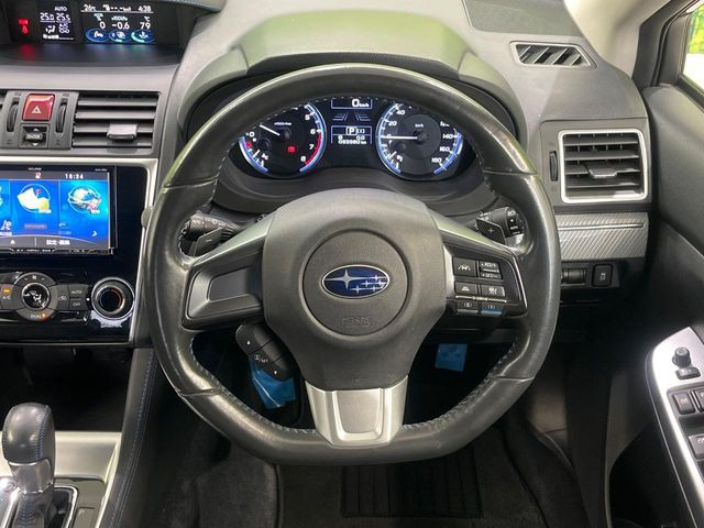 �C���e���A�ɍ��킹���f�U�C���̃X�e�A�����O�́A�^�]�������̂��Ƃ��l���A�^�]���₷���`��A�傫���ł��B�����x�A���ۂɐG���Ă��m���߂��������B
