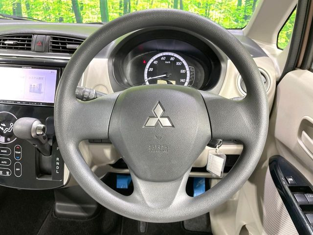 �C���e���A�ɍ��킹���f�U�C���̃X�e�A�����O�́A�^�]�������̂��Ƃ��l���A�^�]���₷���`��A�傫���ł��B�����x�A���ۂɐG���Ă��m���߂��������B