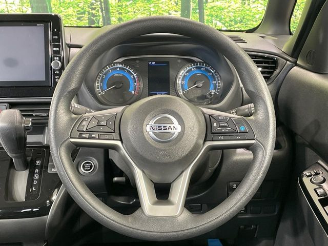 インテリアに合わせたデザインのステアリングは、運転される方のことも考え、運転しやすい形状、大きさです。是非一度、実際に触ってお確かめください。