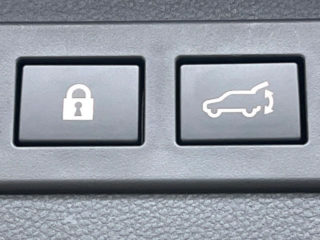 【パワーバックドア】スマートキーや運転席のボタンを押すだけでリアゲートが自動で開閉します!荷物を持っている時や、高い位置にあるバックドアを閉める際に便利な機能です♪