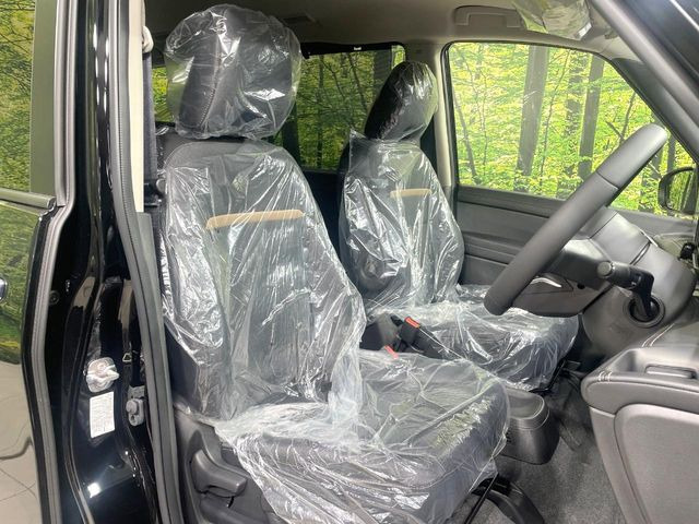 運転席シート廻りは使用感も少なく、良好な状態となっています。前オーナー様が丁寧に使っていたことがよくわかりますね。