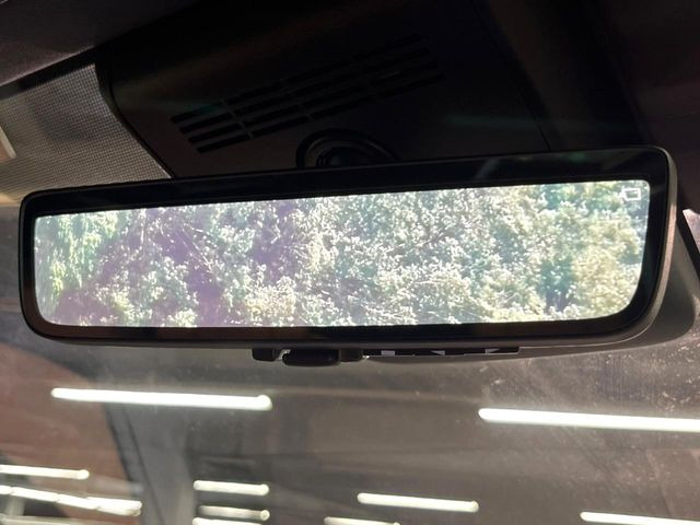 【デジタルインナーミラー】後席の大きな荷物や同乗者で後方が確認しづらい時でも安心!カメラが撮影した車両後方の映像をルームミラー内に表示。クリアな視界で状況の確認が可能です!