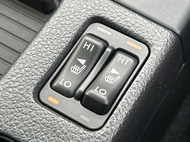 【シートヒーター】寒い日に重宝するシートヒーター!エアコンより早く温まってくれるので寒がりの人も安心ですね♪エアコンの温風は乾燥するから苦手、という方にもをおすすめです。