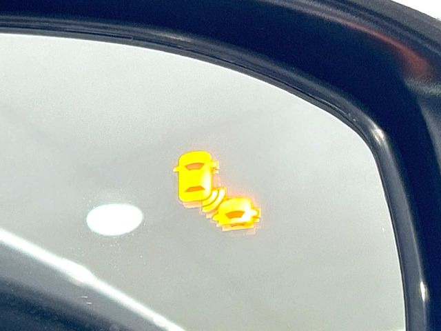 【ブラインドスポットインフォメーション】走行中、ドアミラーの死角になりやすい箇所に後続車が接近するとサイドミラー付近に警告を表示、ドライバーに注意喚起をしてくれます。