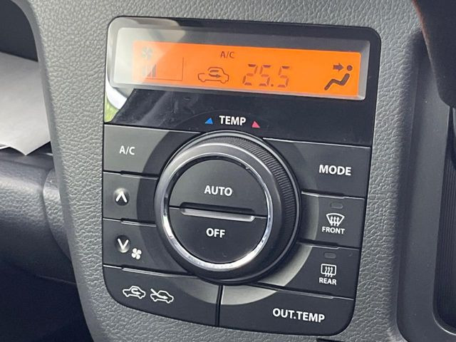 【オートエアコン】一度お好みの温度に設定すれば、車内の温度を検知し風量や温度を自動で調整。暑い&hellip;寒い&hellip;と何度もスイッチ操作をする必要はありません。快適な車内空間には必須の機能ですね♪
