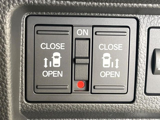 【両側パワースライドドア】スマートキーや運転席のスイッチで後席両側スライドドアの開閉が可能♪電動だから力を入れてドアを開ける必要が無く、小さなお子様でも簡単に開け閉めでき快適です♪