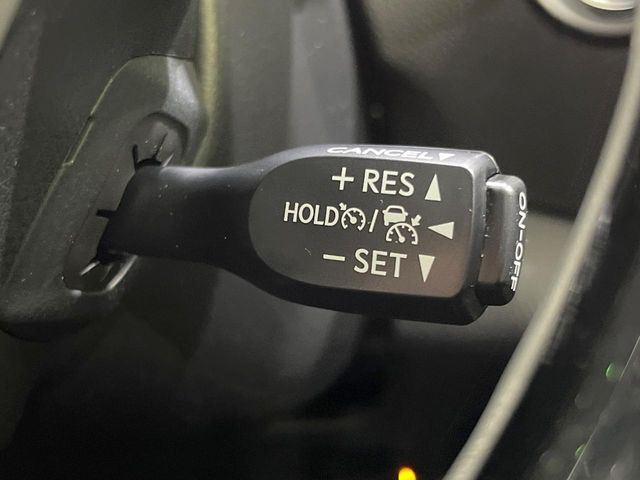 【レーダークルーズコントロール】高速道路での長距離走行が楽に!!自動で速度を保つクルーズコントロールが、衝突軽減システムと連携し、前方の車両を感知して車間を保つように速度調節してくれます!!