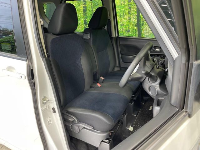 運転席まわりには十分なスペースがあり、大柄な方でもゆったり運転していただける環境です。