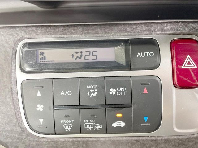 【オートエアコン】一度お好みの温度に設定すれば、車内の温度を検知し風量や温度を自動で調整。暑い&hellip;寒い&hellip;と何度もスイッチ操作をする必要はありません。快適な車内空間には必須の機能ですね♪