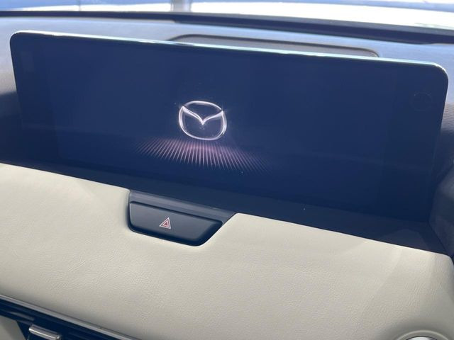 【12.3インチマツダコネクト】車内の雰囲気にマッチした大型ディスプレイ。スマホ接続でのナビ使用やBluetooth再生等、様々な機能が楽しめます。直感的なダイヤル操作が可能で、使い勝手も良好です。