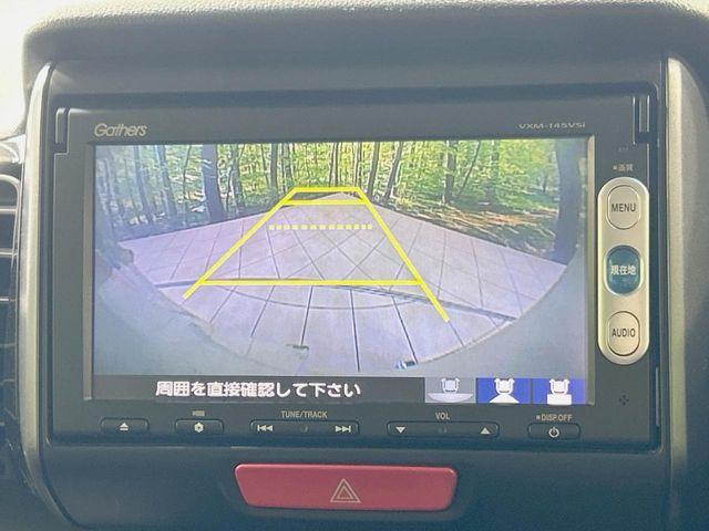 【バックカメラ】駐車時に後方がリアルタイム映像で確認できます。大型商業施設や立体駐車場での駐車時や、夜間のバック時に大活躍!運転スキルに関わらず、今や必須となった装備のひとつです!