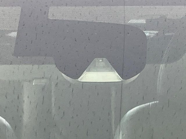 【エマージェンシーブレーキ】走行中に前方の車両等を認識し、衝突しそうな時は警報とブレーキで衝突回避と被害軽減をアシスト。より安全にドライブをお楽しみいただけます。