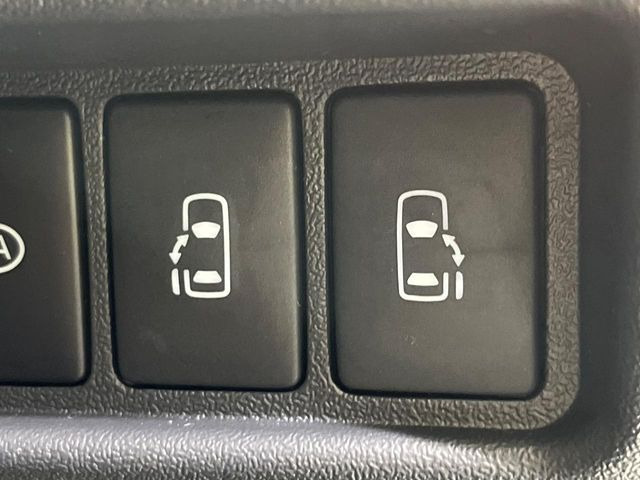【両側スライドドア】駐車場で隣の車との間隔が狭く乗りにくい時、スライドドアなら安心!ドアオープン時も幅を取らず、開口部が広いので乗り降りがとっても簡単です。大きな荷物の出し入れも後席から可能♪
