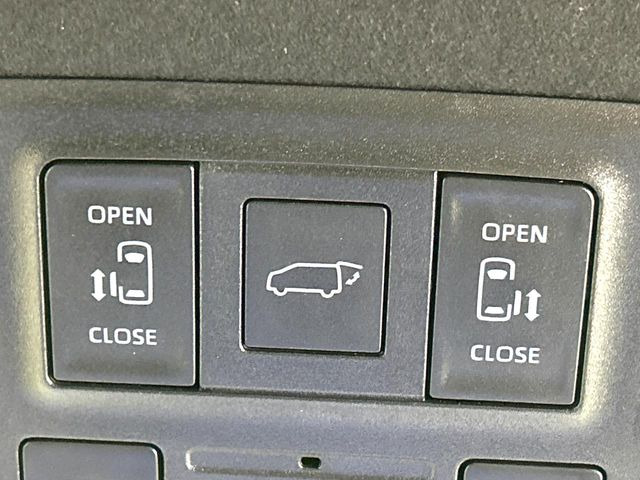 【両側スライドドア】駐車場で隣の車との間隔が狭く乗りにくい時、スライドドアなら安心!ドアオープン時も幅を取らず、開口部が広いので乗り降りがとっても簡単です。大きな荷物の出し入れも後席から可能♪