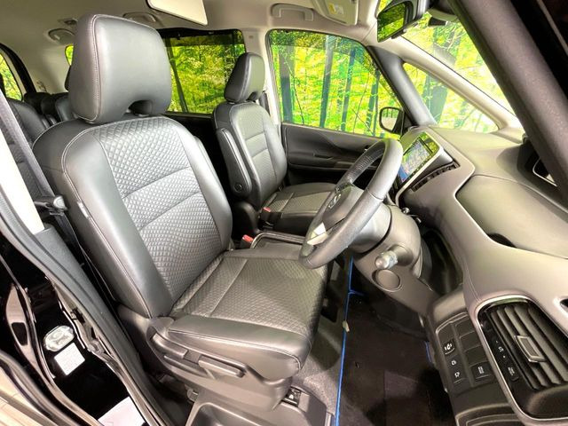 運転席まわりには十分なスペースがあり、大柄な方でもゆったり運転していただける環境です。