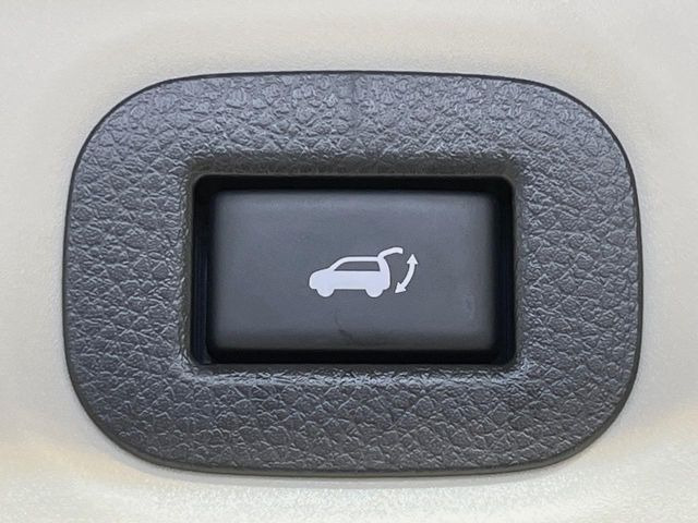 【パワーバックドア】スマートキーや運転席のボタンを押すだけでリアゲートが自動で開閉します!荷物を持っている時や、高い位置にあるバックドアを閉める際に便利な機能です♪