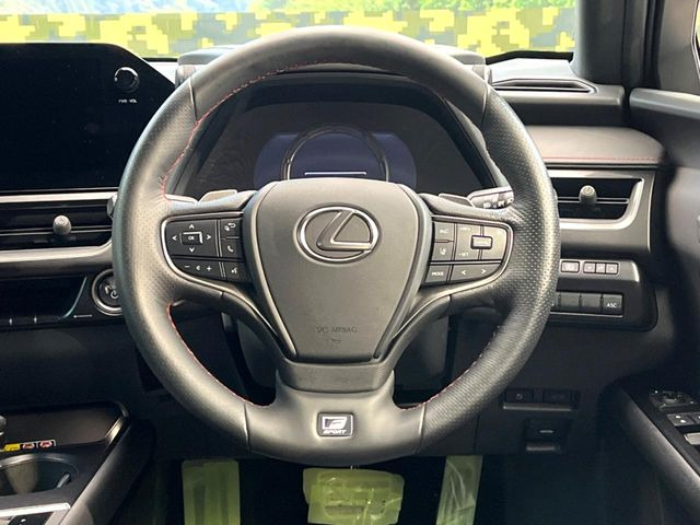 �C���e���A�ɍ��킹���f�U�C���̃X�e�A�����O�́A�^�]�������̂��Ƃ��l���A�^�]���₷���`��A�傫���ł��B�����x�A���ۂɐG���Ă��m���߂��������B