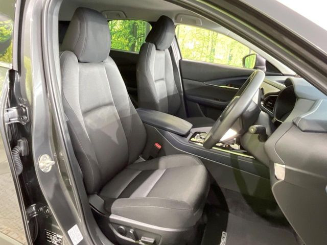 運転席シート廻りは使用感も少なく、良好な状態となっています。丁寧に使われていたことがよくわかりますね。