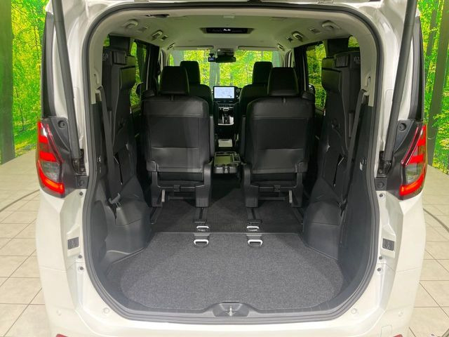 後席を格納すると、これだけの広さが!シーンに合わせたシートアレンジで、大きな荷物も積むことが出来ます♪