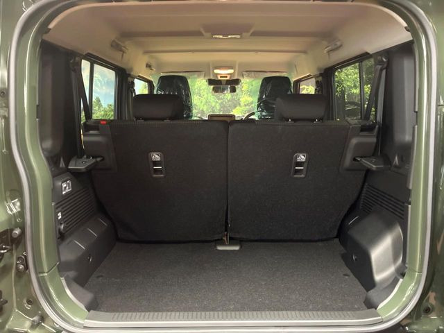 普段のお買い物や通勤、送迎等に十分な荷室スペースを確保しております。セカンドシートを倒すと、大きな荷物の積載も可能です♪