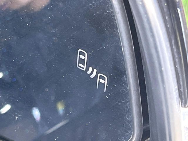 【ブラインドスポットモニター】走行中、ドアミラーの死角になりやすい箇所に後続車が接近するとサイドミラーのレンズに警告を表示!ドライバーに注意喚起をしてくれます。