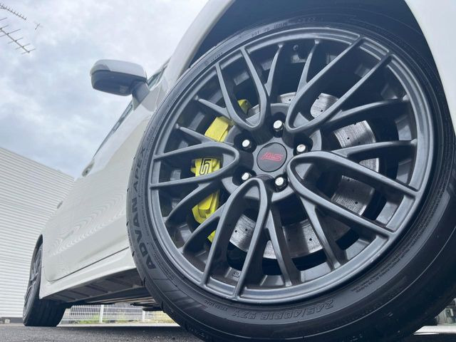 【18インチアルミホイール】外観にマッチしたアルミホイールを装着しております。各種アルミホイールや、スタッドレスタイヤも取扱いしております。是非ご相談ください♪