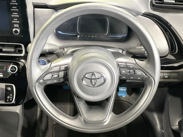 インテリアに合わせたデザインのステアリングは、運転される方のことも考え、運転しやすい形状、大きさです。是非一度、実際に触ってお確かめください。
