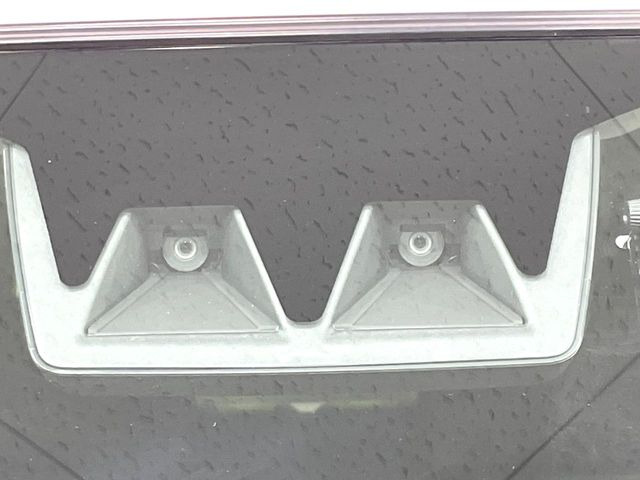 【スマートアシスト】走行中に前方の車両等を認識し、衝突しそうな時は警報とブレーキで衝突回避と被害軽減をアシスト。より安全にドライブをお楽しみいただけます。