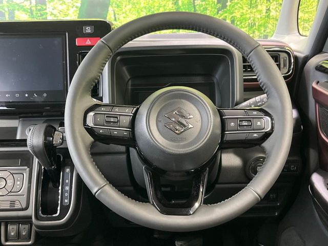 インテリアに合わせたデザインのステアリングは、運転される方のことも考え、運転しやすい形状、大きさです。是非一度、実際に触ってお確かめください。