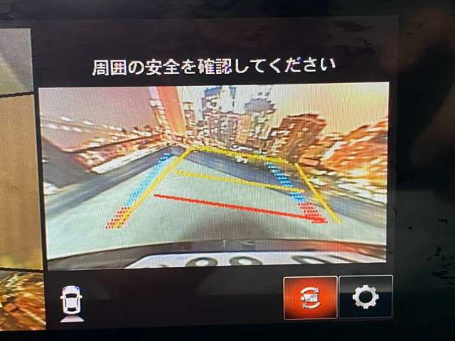 【バックカメラ】運転席から画面上で安全確認ができます。駐車が苦手な方にもオススメな便利機能です。