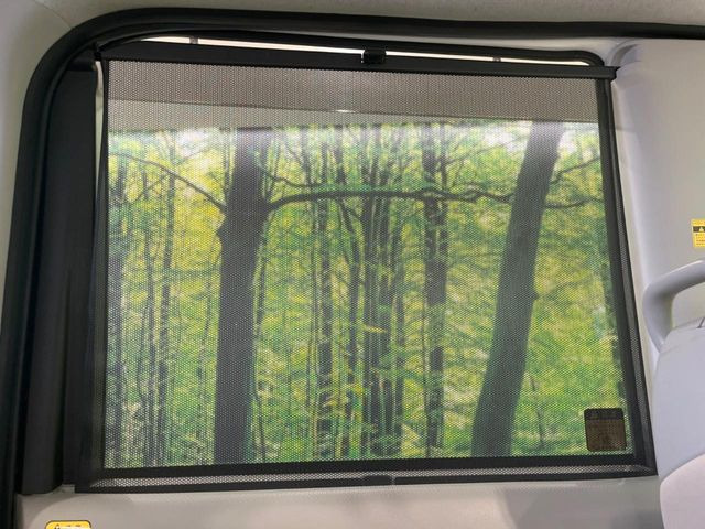 【ロールシェード】日差しや車外からの光が眩しいときにサッと引き出して使える、ロール格納タイプのサンシェードを装備。後席に乗ったお子様がウトウトしだした時など、ぜひご活用ください♪