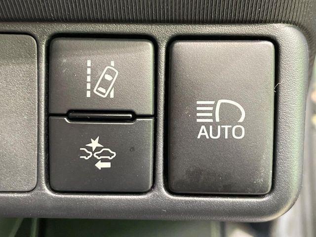 【プリクラッシュセーフティ】前方の車両等を検知し、衝突しそうな時は警報で注意を促し、ブレーキを踏む力をサポート。ブレーキを踏めなかった場合は衝突被害軽減ブレーキが作動、衝突回避をサポートします。