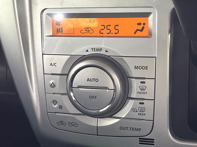 【オートエアコン】一度お好みの温度に設定すれば、車内の温度を検知し風量や温度を自動で調整。暑い&hellip;寒い&hellip;と何度もスイッチ操作をする必要はありません。快適な車内空間には必須の機能ですね♪