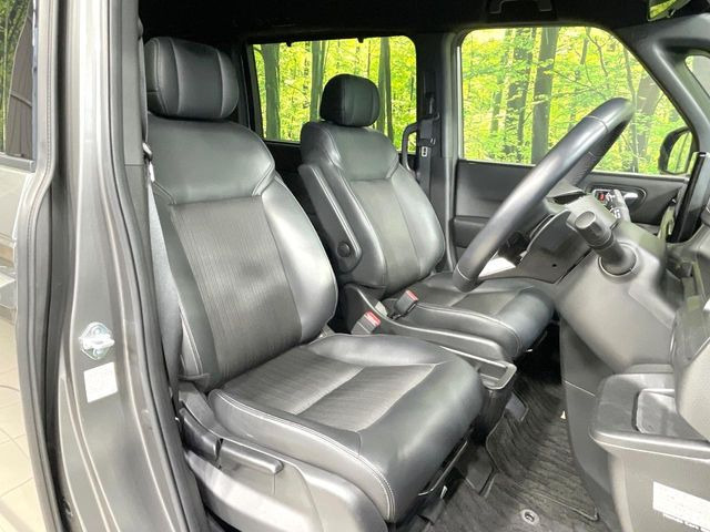 運転席シート廻りは使用感も少なく、良好な状態となっています。前オーナー様が丁寧に使っていたことがよくわかりますね。