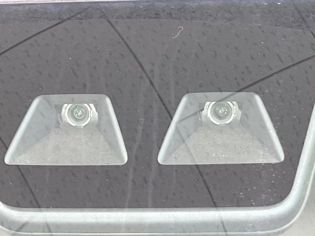 【スマートアシスト】走行中に前方の車両等を認識し、衝突しそうな時は警報とブレーキで衝突回避と被害軽減をアシスト。より安全にドライブをお楽しみいただけます。