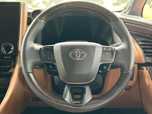 【ウッドコンビステアリング】高級感ある木目調パーツを採用した手に良く馴染むコンビハンドル。運転席廻りの雰囲気も一気に豪華になります!