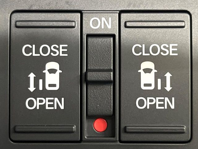 【両側パワースライドドア】スマートキーや運転席のスイッチで後席両側スライドドアの開閉が可能♪電動だから力を入れてドアを開ける必要が無く、小さなお子様でも簡単に開け閉めでき快適です♪