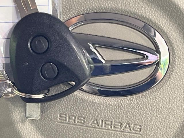 【キーレス】少し離れた場所からでもボタン一つでドアの開錠・施錠ができるのでとっても便利!ドアの鍵穴周りに傷をつけることもありません♪