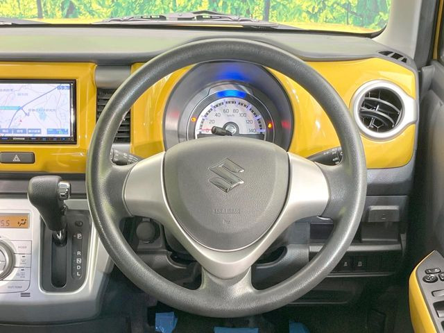 インテリアに合わせたデザインのステアリングは、運転される方のことも考え、運転しやすい形状、大きさです。是非一度、実際に触ってお確かめください。