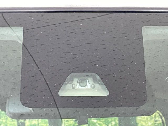 【スマートアシスト】走行中に前方の車両等を認識し、衝突しそうな時は警報とブレーキで衝突回避と被害軽減をアシスト。より安全にドライブをお楽しみいただけます。