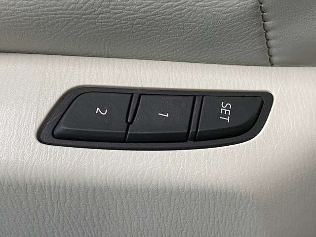 【運転席ポジションメモリー付パワーシート】ワンタッチで記憶させていたシートの前後・リクライニングはもちろん、シートリフターも備えます☆快適なドライブをお楽しみ下さい♪