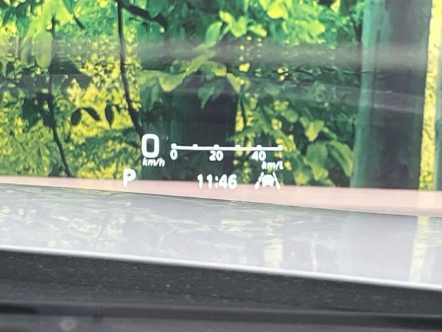 【ヘッドアップディスプレイ】現在の速度や走行情報をデジタル表示で運転席前方のガラスに投影!運転中、目線をずらさず必要な情報を確認できるのでとっても便利で安心!